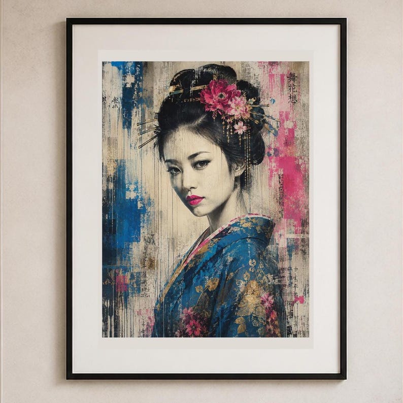 Puede incluir: Una impresi&oacute;n art&iacute;stica enmarcada que muestra el retrato de una persona con un elaborado peinado recogido oscuro adornado con flores rosas. El sujeto viste un kimono azul con flores y tiene labios de color rosa brillante. El fondo tiene gotas de pintura azul y rosa.