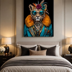 Pu&ograve; includere: Una stampa artistica da parete raffigurante un leopardo con occhiali da sole color ottanio, un colletto in pelliccia sintetica arancione vivace e un blazer ottanio con motivi floreali dorati, decorato con collane di perle e un copricapo floreale.