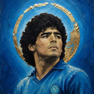 Puede incluir: Una pintura al &oacute;leo sobre lienzo que representa un retrato de Diego Maradona con cabello oscuro rizado, vistiendo una camiseta azul con cuello y un logotipo N circular en el pecho. Un halo de pan de oro texturizado rodea la cabeza sobre un fondo azul.