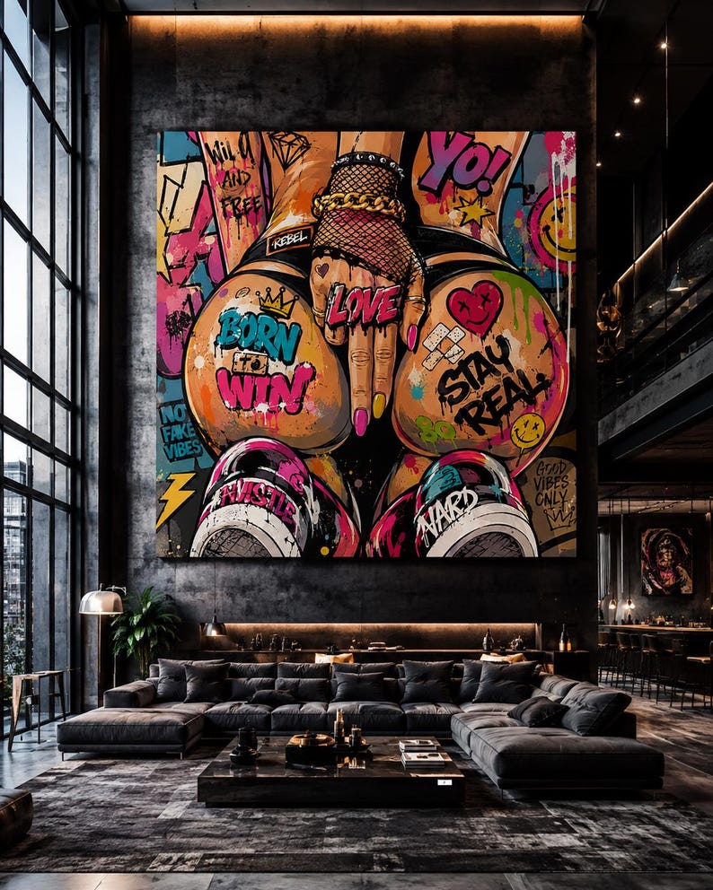 Op de afbeelding: Een groot vierkant wandkunstwerk met levendige graffiti-stijl straatkunst. De compositie toont een hand met een visnet-handschoen en gouden ketting, omringd door kleurrijke teksten zoals BORN TO WIN, LOVE en STAY REAL, met sneakers.