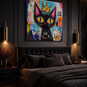 Pode incluir: Uma pe&ccedil;a de arte de parede quadrada com um gato preto estilizado com grandes olhos amarelos e uma coroa dourada. O fundo &eacute; uma mistura vibrante de salpicos de tinta azul, rosa e amarela, marcas de grafite e cora&ccedil;&otilde;es num estilo expressivo.