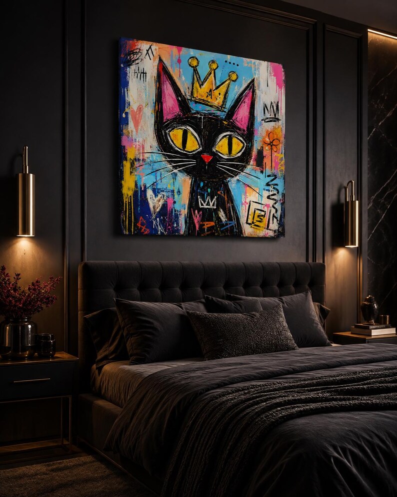 Pode incluir: Uma pe&ccedil;a de arte de parede quadrada com um gato preto estilizado com grandes olhos amarelos e uma coroa dourada. O fundo &eacute; uma mistura vibrante de salpicos de tinta azul, rosa e amarela, marcas de grafite e cora&ccedil;&otilde;es num estilo expressivo.
