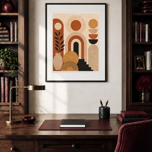 K&ouml;nnte beinhalten: Ein gerahmter Kunstdruck mit einer geometrischen Komposition aus Sonne, B&ouml;gen, einer Vase mit Bl&auml;ttern und Treppen in Terrakotta-, Orange-, Schwarz- und Beiget&ouml;nen. Das Kunstwerk befindet sich in einem d&uuml;nnen schwarzen Rahmen an einer hellen Wand.