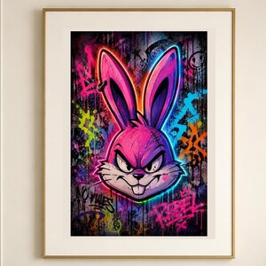 Peut inclure: Une impression d'art encadr&eacute;e repr&eacute;sentant une t&ecirc;te de lapin stylis&eacute;e aux tons rose et violet &eacute;clatants avec une expression malicieuse. Le fond est un mur de graffiti sombre et textur&eacute; avec des &eacute;claboussures de peinture n&eacute;on, incluant le texte NO RULES et REBEL.