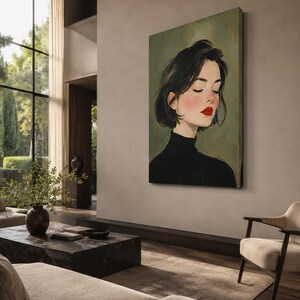 Puede incluir: Un cuadro rectangular vertical sobre lienzo que representa el retrato de una persona con el pelo corto y oscuro, los ojos cerrados y los labios de color rojo brillante. El sujeto viste un jersey de cuello alto negro sobre un fondo verde oliva.
