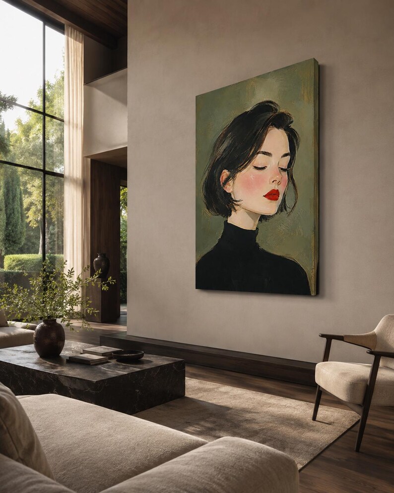 Puede incluir: Un cuadro rectangular vertical sobre lienzo que representa el retrato de una persona con el pelo corto y oscuro, los ojos cerrados y los labios de color rojo brillante. El sujeto viste un jersey de cuello alto negro sobre un fondo verde oliva.