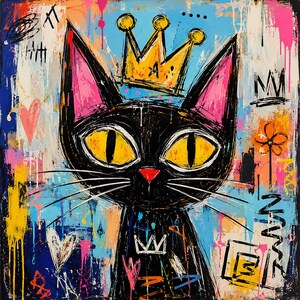 Pode incluir: Uma pintura em tela quadrada apresentando um gato preto com grandes olhos amarelos e orelhas cor-de-rosa, usando uma coroa amarela. O fundo &eacute; uma mistura vibrante de respingos de tinta azul, laranja e branca, linhas de grafite e cora&ccedil;&otilde;es.