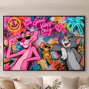 Könnte beinhalten: Ein rechteckiger Wandkunstdruck mit einem lebendigen Graffiti-Hintergrund und dem Text Good Vibes Only. Das Kunstwerk zeigt den Pink Panther, Jerry und Tom mit Sonnenbrillen, umgeben von Motiven aus neonfarbenem Sprühlack.