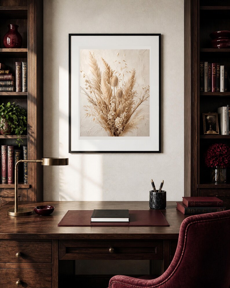 Pu&ograve; includere: Una stampa artistica incorniciata che presenta una composizione dai toni neutri di erba della pampa essiccata, baccelli e delicati fiori di campo. L'opera &egrave; esposta in una sottile cornice nera con passe-partout bianco su sfondo beige testurizzato.