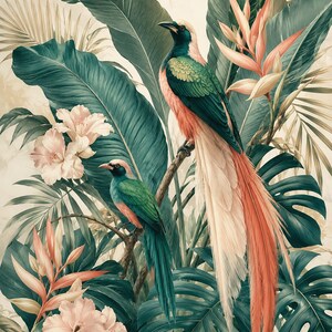 Puede incluir: Una ilustraci&oacute;n detallada que muestra dos aves con plumaje verde, rosa y crema posadas en una rama entre grandes hojas de palma tropical y flores de color rosa claro. El ave m&aacute;s grande tiene plumas de cola largas y fluidas en tonos crema.