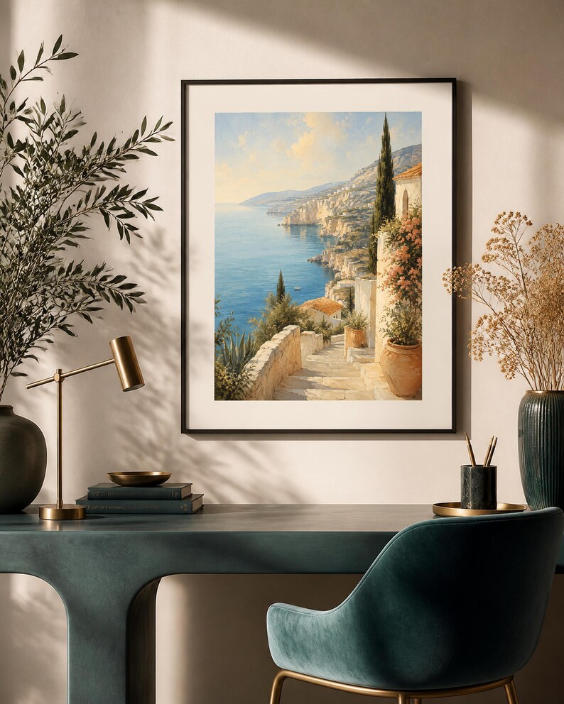 Puede incluir: Una impresi&oacute;n de arte mural vertical enmarcada que representa un paisaje costero mediterr&aacute;neo con una escalera de piedra que conduce hacia un mar azul, con macetas de terracota, cipreses y edificios claros bajo un cielo soleado.