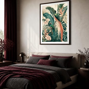Puede incluir: Una impresi&oacute;n de arte mural vertical enmarcada que presenta dos aves quetzal posadas entre un exuberante follaje tropical, grandes hojas verdes de monstera y flores de color rosa p&aacute;lido. La obra muestra una paleta de colores vibrantes.