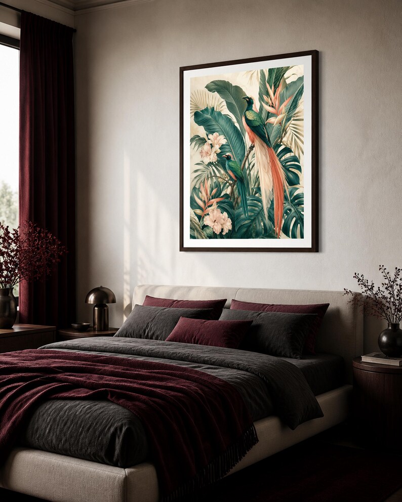Puede incluir: Una impresi&oacute;n de arte mural vertical enmarcada que presenta dos aves quetzal posadas entre un exuberante follaje tropical, grandes hojas verdes de monstera y flores de color rosa p&aacute;lido. La obra muestra una paleta de colores vibrantes.