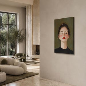 Puede incluir: Una impresi&oacute;n de arte mural rectangular que muestra el retrato de una persona con los ojos cerrados, mejillas sonrosadas y labios de color rojo brillante. El sujeto tiene el cabello oscuro recogido y viste una prenda negra.