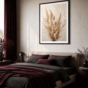 Pu&ograve; includere: Un'opera d'arte murale rettangolare che presenta una composizione dai toni neutri di erba della pampa essiccata, baccelli e steli delicati. L'opera &egrave; racchiusa in una cornice marrone scuro e mostra uno sfondo beige strutturato dietro gli elementi botanici.
