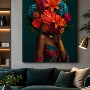 Puede incluir: Una impresi&oacute;n de arte mural rectangular que muestra a una persona con un gran y vibrante arreglo floral en lugar de cabeza. La persona viste una prenda estampada en tonos rosa, azul y dorado, con un brazalete ancho de oro y un collar dorado.