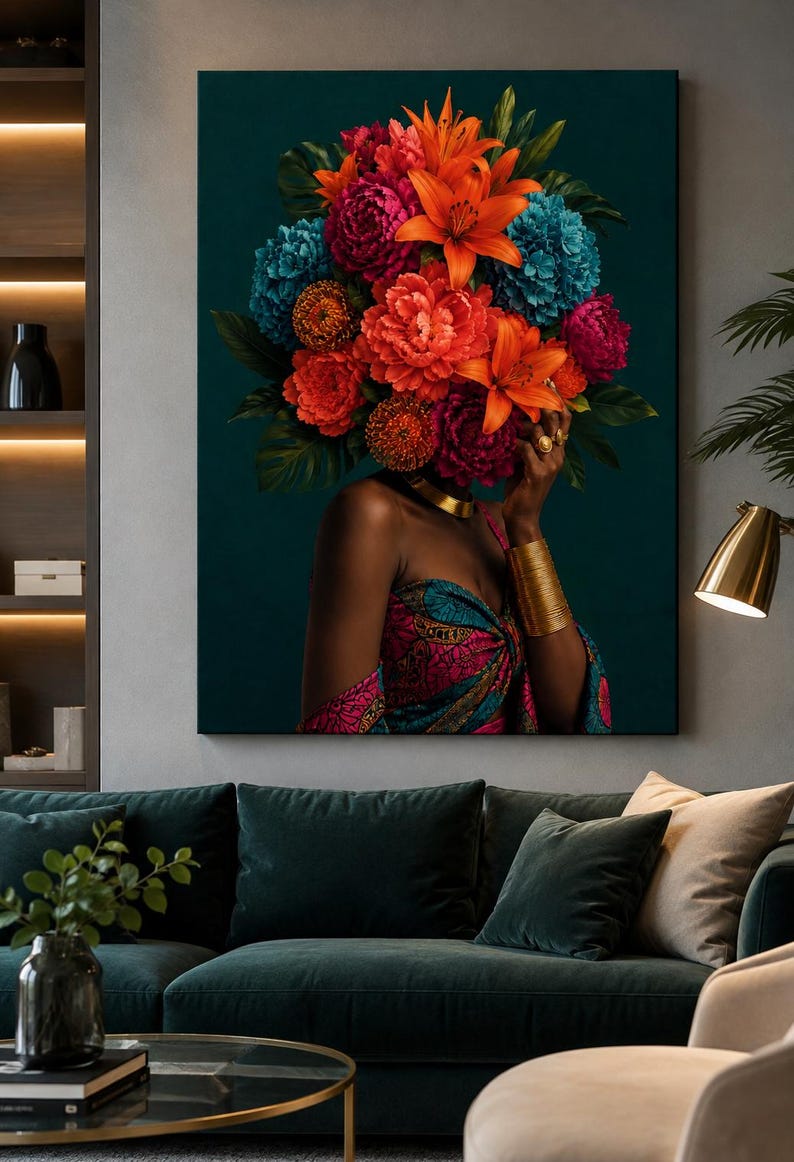 Puede incluir: Una impresi&oacute;n de arte mural rectangular que muestra a una persona con un gran y vibrante arreglo floral en lugar de cabeza. La persona viste una prenda estampada en tonos rosa, azul y dorado, con un brazalete ancho de oro y un collar dorado.