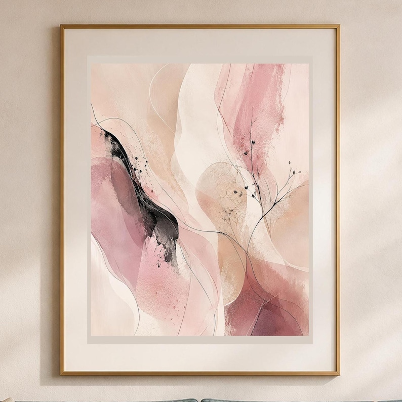 K&ouml;nnte beinhalten: Ein gerahmter Wandkunstdruck mit abstrakten Aquarellfarben in den T&ouml;nen Altrosa, sanftem Beige und Creme. Die Komposition zeigt flie&szlig;ende, organische Formen, die mit zarten, d&uuml;nnen schwarzen Tintenlinien und feinen, verzweigten botanischen Details &uuml;berlagert sind.