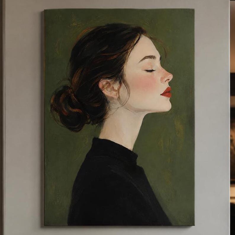 Puede incluir: Una pintura rectangular sobre lienzo que muestra el perfil de una persona con cabello casta&ntilde;o oscuro recogido en un mo&ntilde;o bajo. El sujeto viste una prenda negra de cuello alto sobre un fondo verde oliva texturizado, con mejillas rosadas y labios rojos.