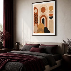 K&ouml;nnte beinhalten: Ein gerahmter Wandkunstdruck mit abstrakten geometrischen Formen wie Sonne, B&ouml;gen, einer Vase mit einer Blattpflanze und Treppen in den Farben Terrakotta, Beige, Schwarz und Senfgelb, pr&auml;sentiert in einem dunkelbraunen Rahmen an einer Wand.