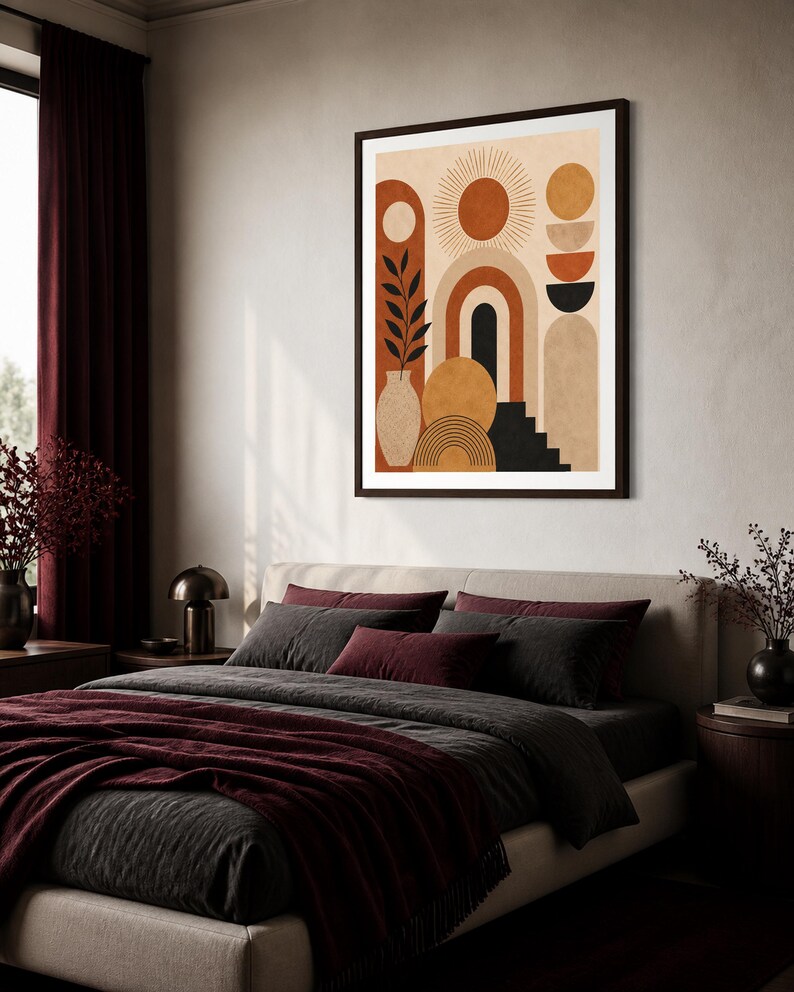 K&ouml;nnte beinhalten: Ein gerahmter Wandkunstdruck mit abstrakten geometrischen Formen wie Sonne, B&ouml;gen, einer Vase mit einer Blattpflanze und Treppen in den Farben Terrakotta, Beige, Schwarz und Senfgelb, pr&auml;sentiert in einem dunkelbraunen Rahmen an einer Wand.