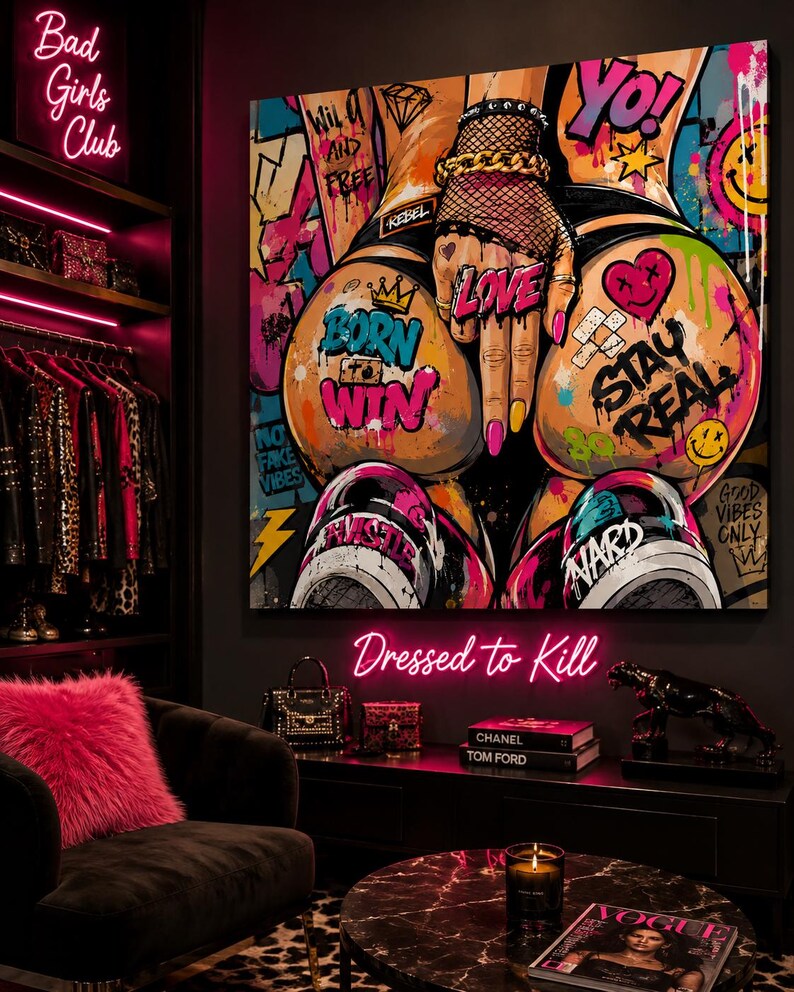 Op de afbeelding: Een groot vierkant wandkunstwerk met levendige graffiti-stijl straatkunst. Het kunstwerk toont de onderrug en handen van een persoon met visnet-handschoenen, versierd met kleurrijke teksten zoals BORN TO WIN, LOVE en STAY REAL, plus diverse iconen.