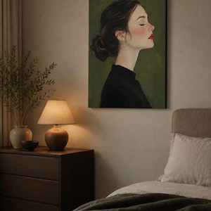 Puede incluir: Una impresi&oacute;n de arte mural rectangular que presenta un retrato de perfil de una persona con cabello oscuro recogido en un mo&ntilde;o, vistiendo una prenda negra sobre un fondo verde oliva oscuro. La persona tiene los ojos cerrados y labios rojos.