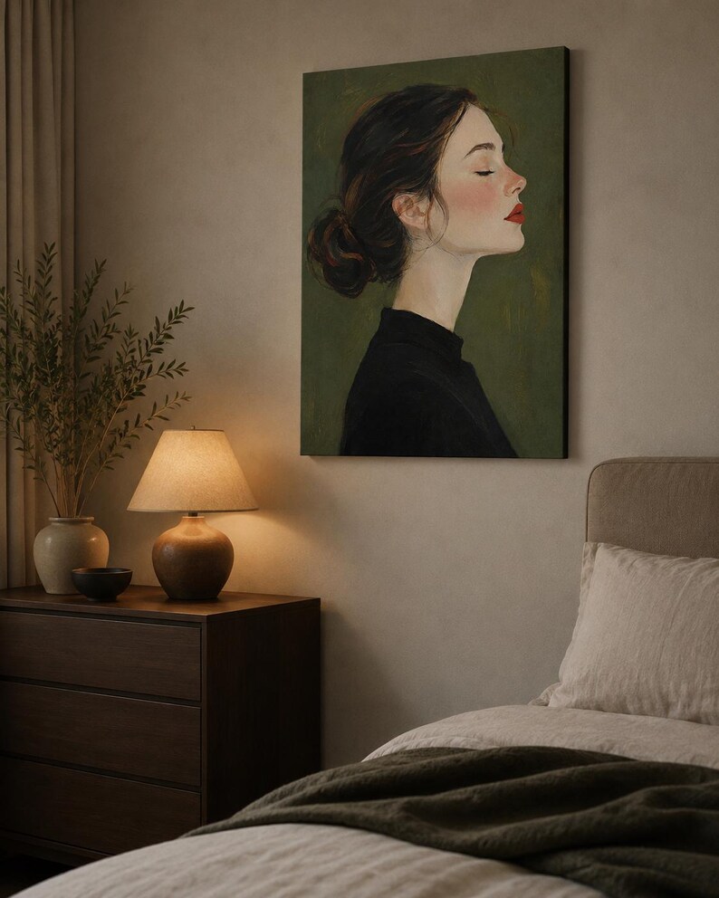 Puede incluir: Una impresi&oacute;n de arte mural rectangular que presenta un retrato de perfil de una persona con cabello oscuro recogido en un mo&ntilde;o, vistiendo una prenda negra sobre un fondo verde oliva oscuro. La persona tiene los ojos cerrados y labios rojos.