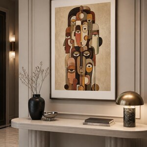 Pu&ograve; includere: Una stampa d'arte da parete incorniciata che presenta una composizione verticale di volti umani stilizzati sovrapposti in tonalit&agrave; marrone, marrone chiaro, nero e crema. L'opera mostra molteplici tratti del viso sovrapposti, inclusi occhi, nasi e labbra, disposti in una struttura a totem su uno sfondo strutturato dai toniurato dai toni neutri.