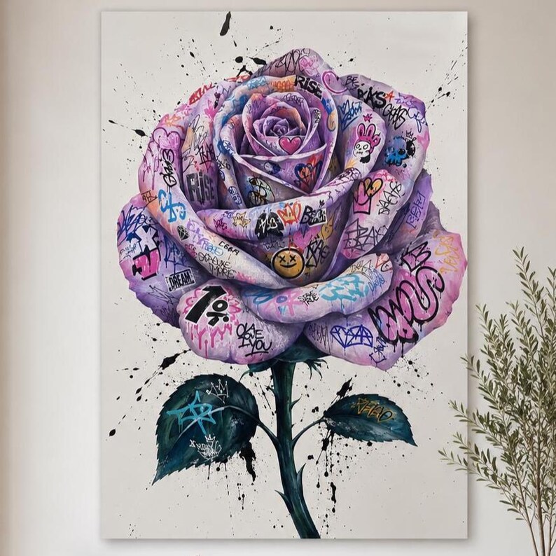 Puede incluir: Una impresi&oacute;n de arte mural vertical que muestra una gran rosa en flor en tonos morados, rosas y blancos. Los p&eacute;talos est&aacute;n cubiertos con etiquetas, s&iacute;mbolos y texto coloridos al estilo grafiti. Un tallo verde con dos hojas se extiende hacia abajo, todo sobre un fondo blanco liso con salpicaduras de pintura negra.