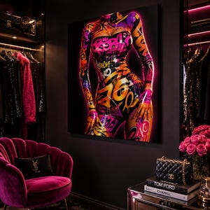 Puede incluir: Una pieza de arte mural rectangular que muestra un torso cubierto con arte callejero estilo grafiti vibrante con acentos de ne&oacute;n rosa, naranja y morado. La obra muestra letras audaces y formas abstractas sobre un fondo oscuro, creando un efecto brillante.