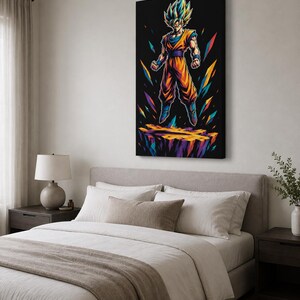 Puede incluir: Un lienzo rectangular vertical que presenta una ilustraci&oacute;n estilizada de un personaje de cabello puntiagudo con un uniforme de artes marciales naranja y azul, flotando sobre una formaci&oacute;n rocosa irregular sobre un fondo negro.