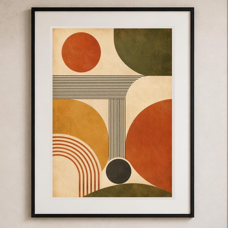 Puede incluir: Una l&aacute;mina de arte mural enmarcada que presenta una composici&oacute;n geom&eacute;trica de c&iacute;rculos, semic&iacute;rculos y l&iacute;neas paralelas en tonos naranja quemado, amarillo mostaza, verde oliva y negro sobre fondo crema, en un marco negro fino.