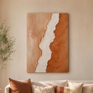 Peut inclure: Une œuvre d'art murale rectangulaire présentant une bande verticale blanche texturée au centre, flanquée de deux nuances distinctes de terre cuite et d'orange brûlé. La surface présente une application de peinture épaisse avec des coups de pinceau visibles.