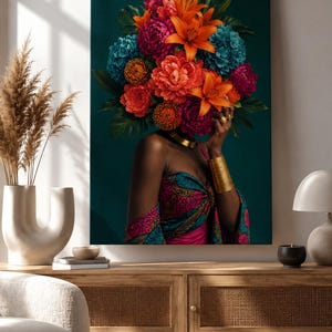 Puede incluir: Una impresi&oacute;n de arte mural rectangular que muestra una figura de piel oscura con un gran arreglo floral vibrante como tocado. Las flores son de color naranja, rosa y azul verdoso. La figura viste una prenda estampada, un collar y un brazalete dorado.