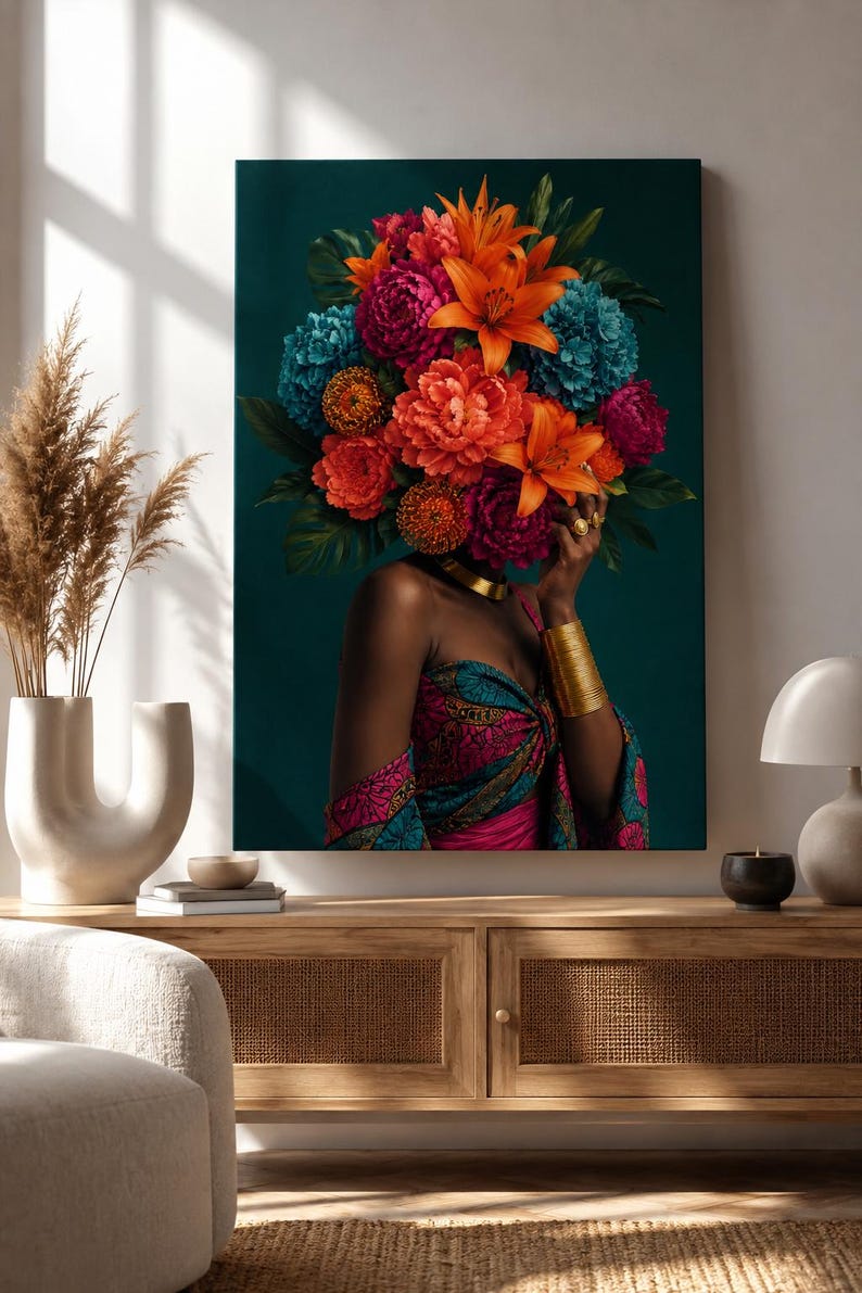 Puede incluir: Una impresi&oacute;n de arte mural rectangular que muestra una figura de piel oscura con un gran arreglo floral vibrante como tocado. Las flores son de color naranja, rosa y azul verdoso. La figura viste una prenda estampada, un collar y un brazalete dorado.