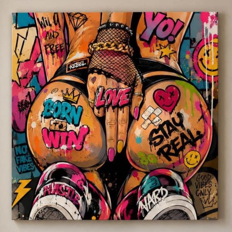 Op de afbeelding: Een vierkante canvasprint met levendige street-art in graffitistijl. De afbeelding toont een hand met een visnet-handschoen en een gouden ketting, omringd door kleurrijke teksten waaronder "BORN TO WIN", "STAY REAL", "LOVE", "YO!" en "HUSTLE".