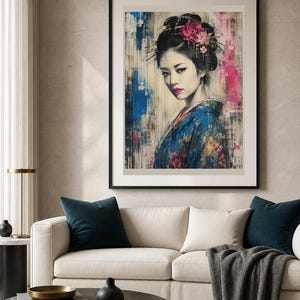Puede incluir: Una l&aacute;mina de arte enmarcada que muestra el retrato de una persona con un elaborado peinado oscuro adornado con flores rosas. El sujeto viste un kimono azul estampado y lleva pintalabios rosa intenso sobre un fondo texturizado.