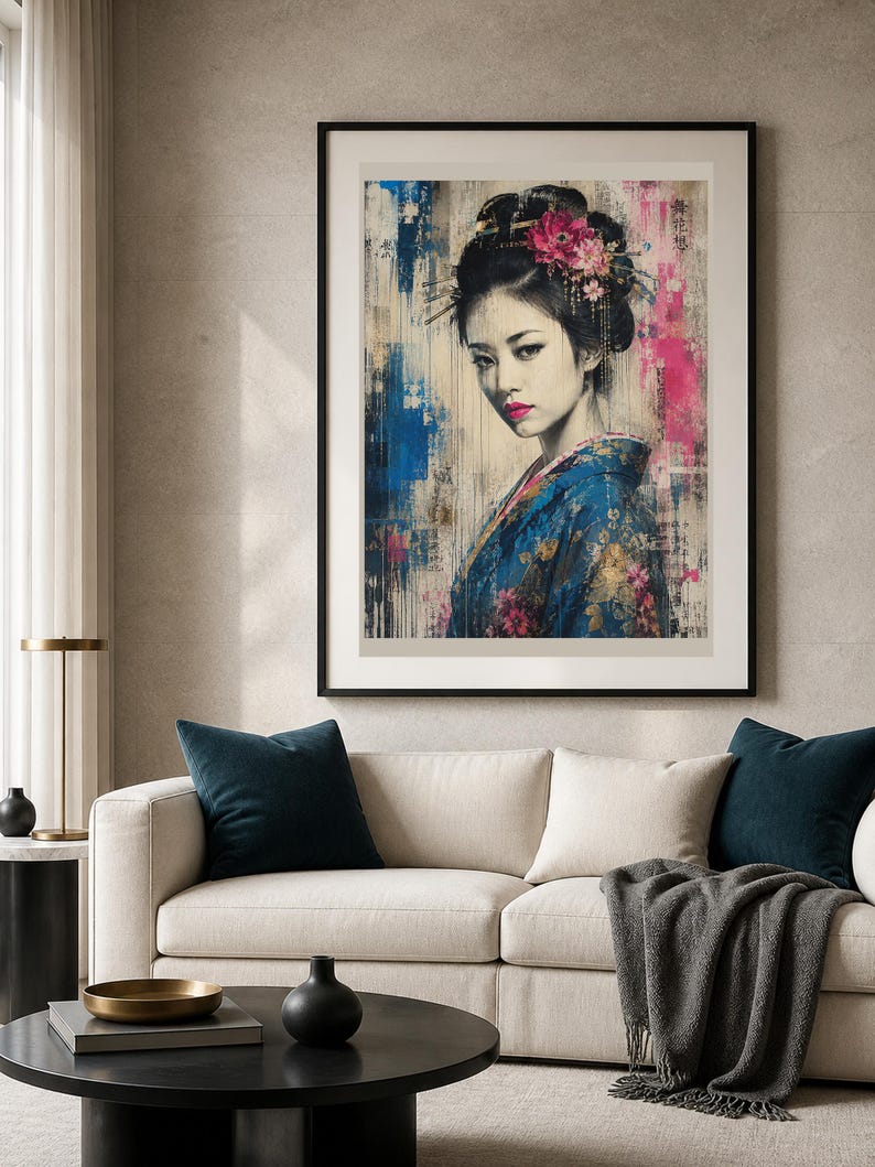 Puede incluir: Una l&aacute;mina de arte enmarcada que muestra el retrato de una persona con un elaborado peinado oscuro adornado con flores rosas. El sujeto viste un kimono azul estampado y lleva pintalabios rosa intenso sobre un fondo texturizado.