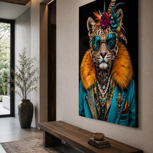 Pu&ograve; includere: Una stampa artistica da parete rettangolare raffigurante un leopardo che indossa occhiali da sole color verde acqua, un grande colletto in pelliccia sintetica arancione, un blazer verde acqua e diverse collane di perle e pietre preziose.