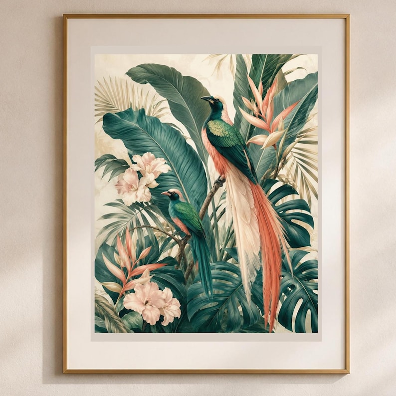 Puede incluir: Una l&aacute;mina de arte enmarcada que muestra dos aves tropicales posadas entre exuberantes hojas de palmera verdes y grandes flores rosas. El ave m&aacute;s grande tiene una larga cola naranja fluida, mientras que la m&aacute;s peque&ntilde;a es verde y azul.