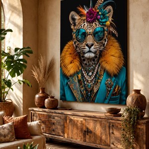 Pu&ograve; includere: Una stampa artistica rettangolare raffigurante un leopardo che indossa occhiali da sole color ottanio, un copricapo floreale vivace con piume, un colletto in pelliccia sintetica arancione, un blazer ottanio e collane di perle e gemme.