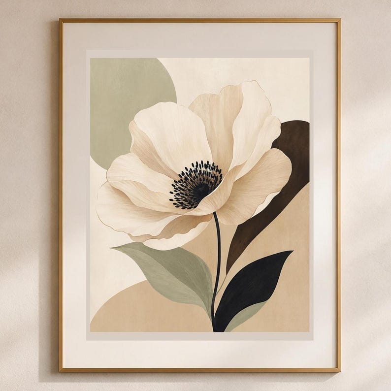 K&ouml;nnte beinhalten: Ein gerahmter Kunstdruck mit einer gro&szlig;en, cremefarbenen Blume mit dunkler Mitte vor einem Hintergrund aus abstrakten Formen in Salbeigr&uuml;n, Beige und Dunkelbraun. Das Kunstwerk ist in einem d&uuml;nnen, metallisch goldfarbenen Rahmen gefasst.