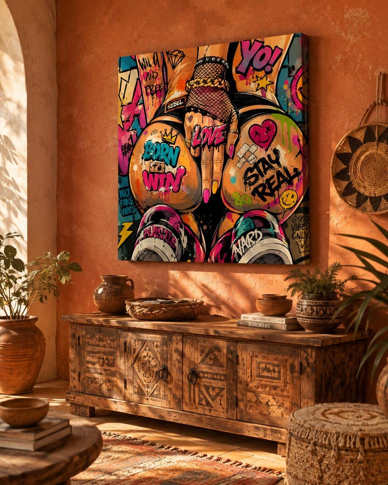 Op de afbeelding: Een vierkant canvas kunstwerk met levendige street-art in graffitistijl. Het kunstwerk toont een hand met net-handschoenen en gouden armbanden, omringd door kleurrijke teksten waaronder "BORN TO WIN", "LOVE" en "STAY REAL" met diverse iconen.