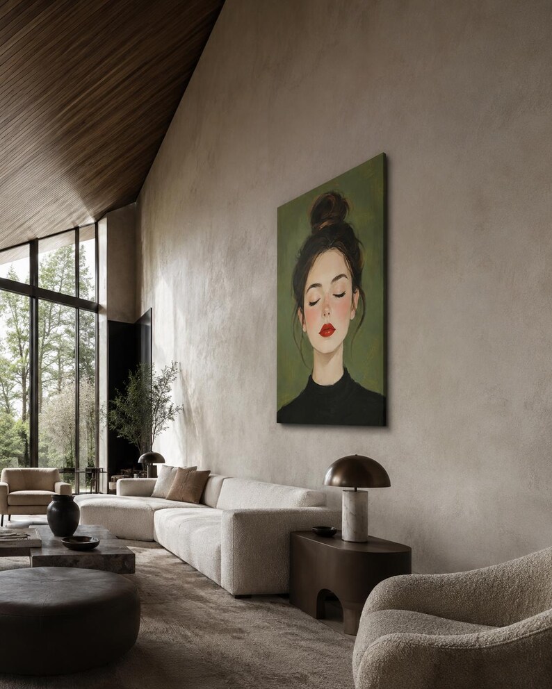 Puede incluir: Una impresi&oacute;n de arte mural rectangular que presenta el retrato de una persona con un mo&ntilde;o de cabello casta&ntilde;o oscuro, ojos cerrados y labios rojos brillantes, vistiendo una blusa negra de cuello alto sobre un fondo verde oliva s&oacute;lido.