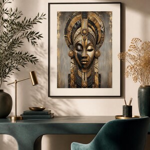 Puede incluir: Una impresi&oacute;n de arte mural enmarcada que presenta un retrato estilizado y sim&eacute;trico de un rostro con los ojos cerrados, adornado con intrincados patrones geom&eacute;tricos en oro, negro y bronce. La obra est&aacute; sobre un fondo gris con textura.