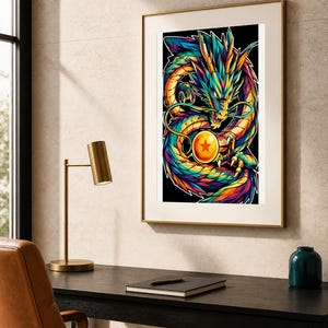 K&ouml;nnte beinhalten: Ein gerahmter vertikaler Wandkunstdruck, der einen lebendigen, mehrfarbigen Drachen mit Schuppen in Blau-, Gr&uuml;n-, Gelb- und Oranget&ouml;nen zeigt, der sich vor einem schwarzen Hintergrund windet und eine leuchtende orangefarbene Kugel mit einem roten Stern h&auml;lt.