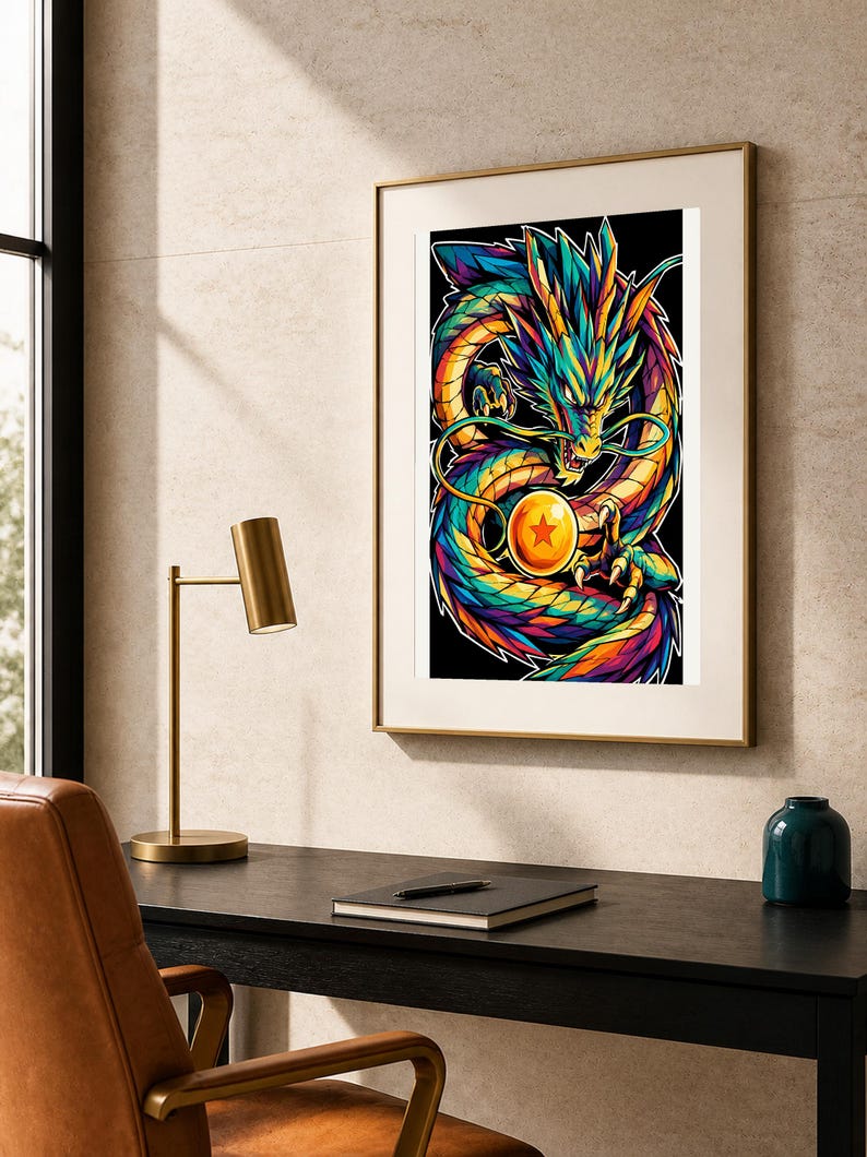 K&ouml;nnte beinhalten: Ein gerahmter vertikaler Wandkunstdruck, der einen lebendigen, mehrfarbigen Drachen mit Schuppen in Blau-, Gr&uuml;n-, Gelb- und Oranget&ouml;nen zeigt, der sich vor einem schwarzen Hintergrund windet und eine leuchtende orangefarbene Kugel mit einem roten Stern h&auml;lt.