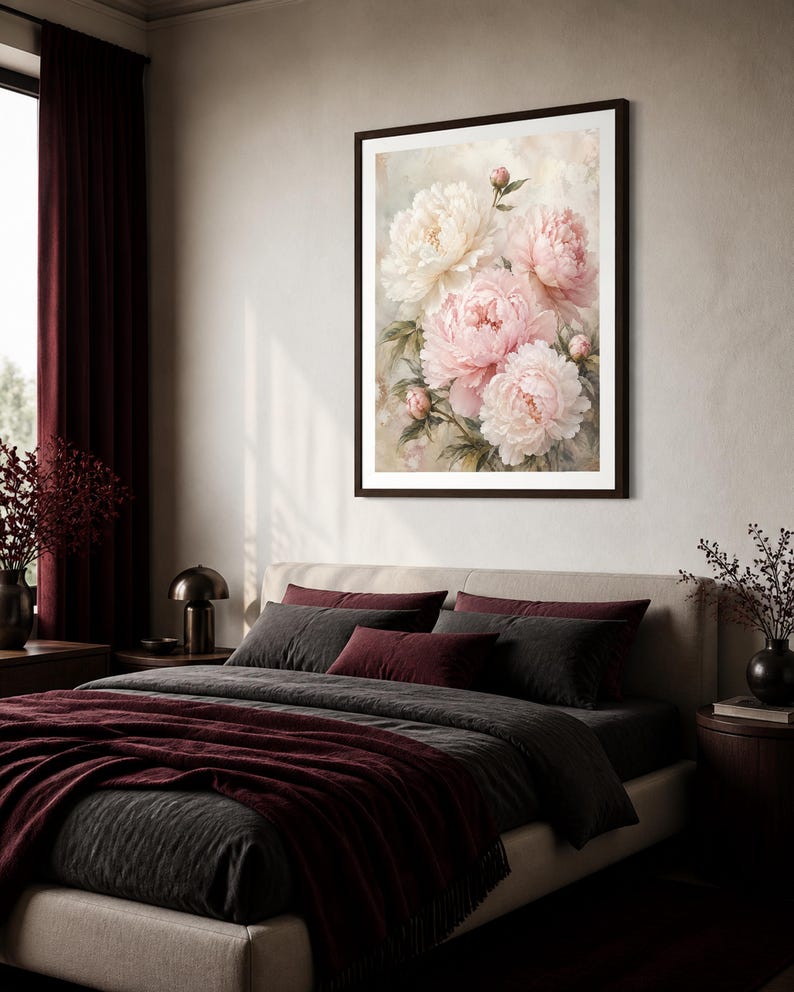 Puede incluir: Una impresi&oacute;n de arte mural enmarcada que presenta una ilustraci&oacute;n bot&aacute;nica detallada de peon&iacute;as en flor en tonos blanco suave y rosa p&aacute;lido, con follaje verde y peque&ntilde;os capullos sobre un fondo texturizado de colores claros.