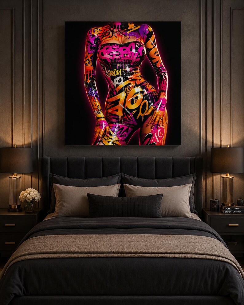Puede incluir: Una pieza de arte mural cuadrada que muestra un torso cubierto de vibrante arte de grafiti con patrones de pintura en aerosol rosa ne&oacute;n, naranja y morado. El dise&ntilde;o incluye letras estilizadas y formas abstractas sobre un fondo negro profundo, creando un efecto visual de alto contraste que brilla con colores intensos y saturados.